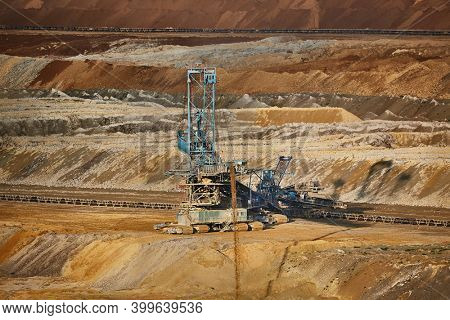 Open pit mining of coal, hige mine machines