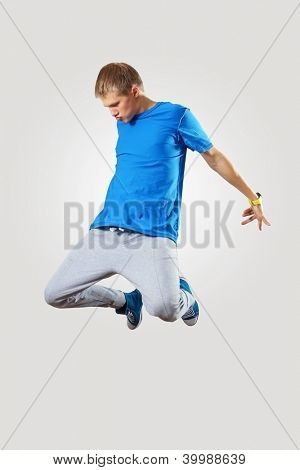 Ballerino hiphop giovane facendo un movimento su bianco