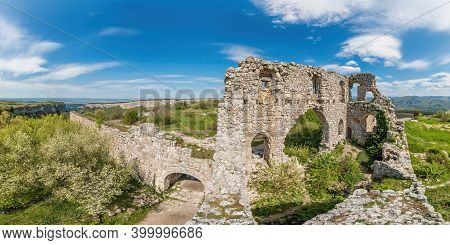 Ruins Of Main Gate In Mangup Kale Fortress. Famous Cave City Mangup-kale, Near The City Of Bakhchisa
