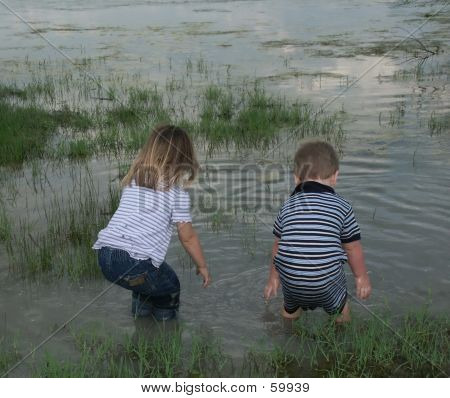 Bambini che giocano In acqua