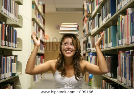 Jovem na biblioteca