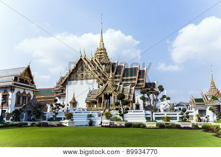 Phra Tinang Aporn Phimok Prasat Pavillion