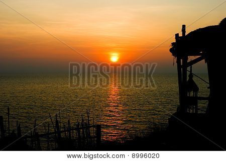Tramonto con capanna Blanc Blanco, presso Si Chang isola Thailandia