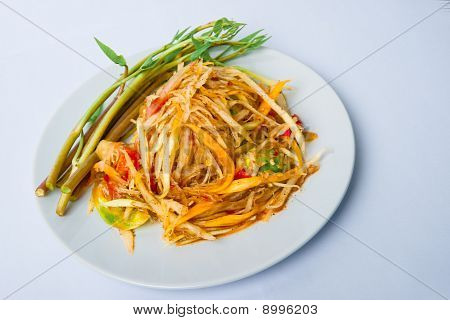 Insalata di papaia piccante con pesce fermentato