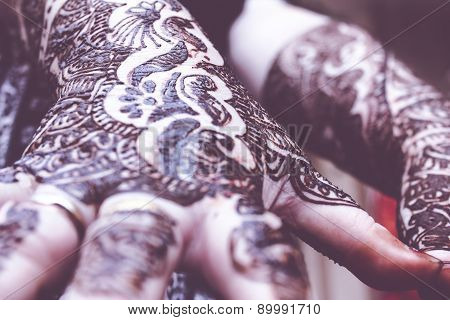 Designing Heena Is On Both Hands Of Hindu Bride