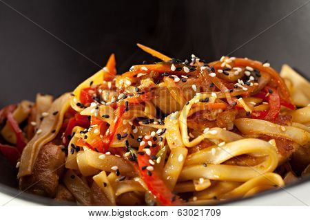 udon (thick wheat noodles) with fried chicken and vegetables