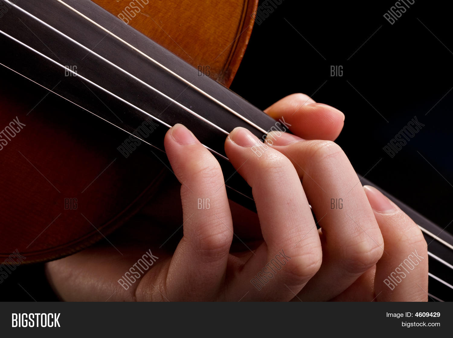 小提琴背景和手指图片和照片 | bigstock