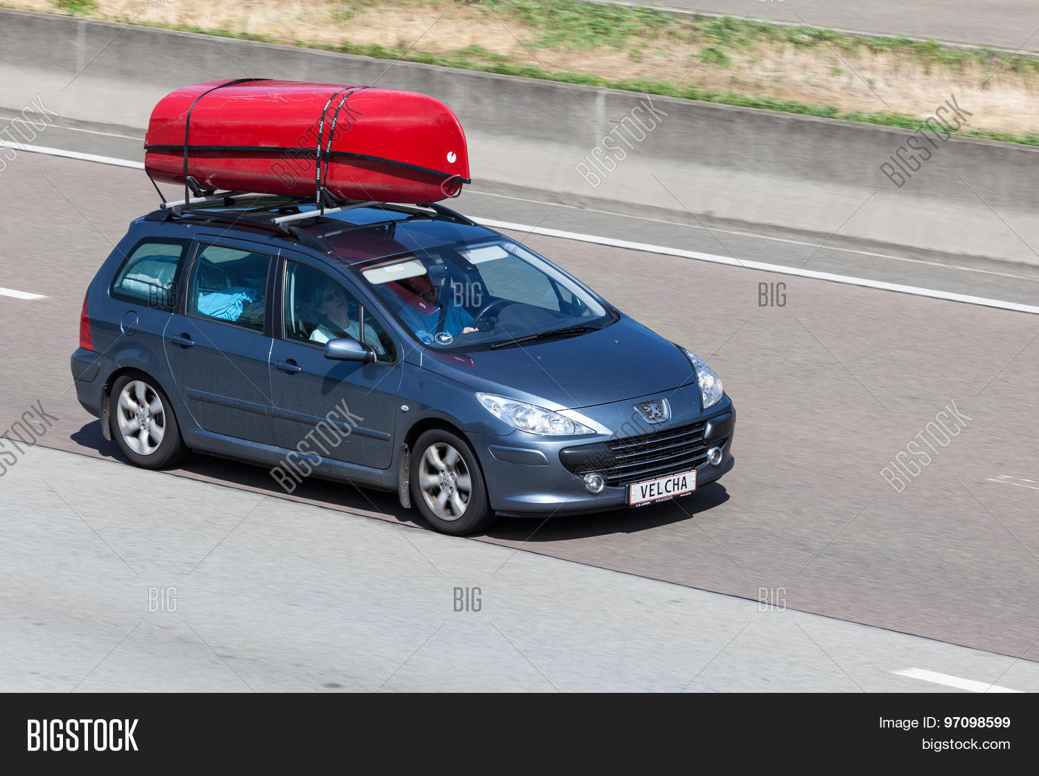 peugeot 307 station wagon with kayaks on the roof 库存照片和库存