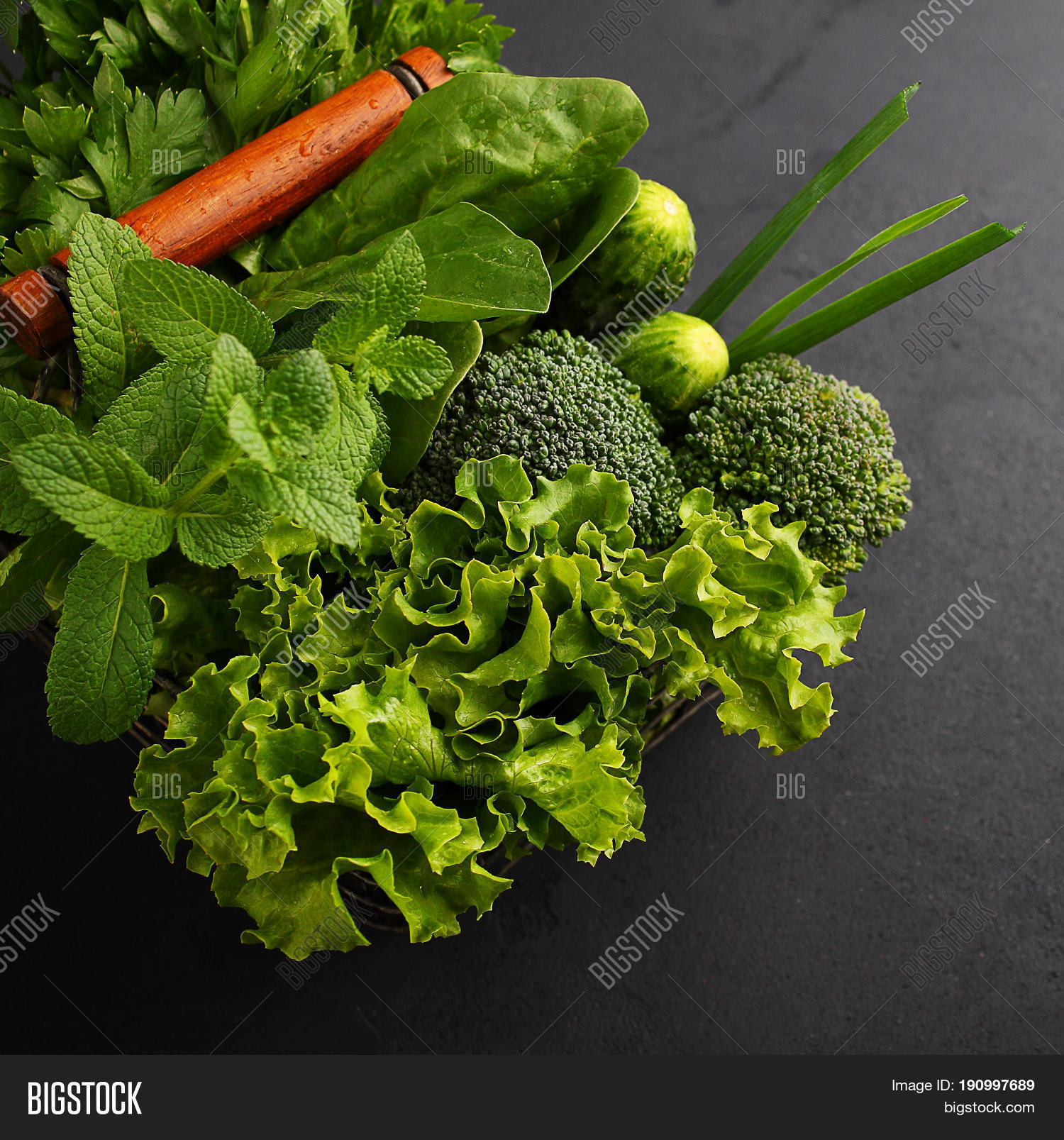 greens: spinach cucumber broccoli图片和照片 | bigstock