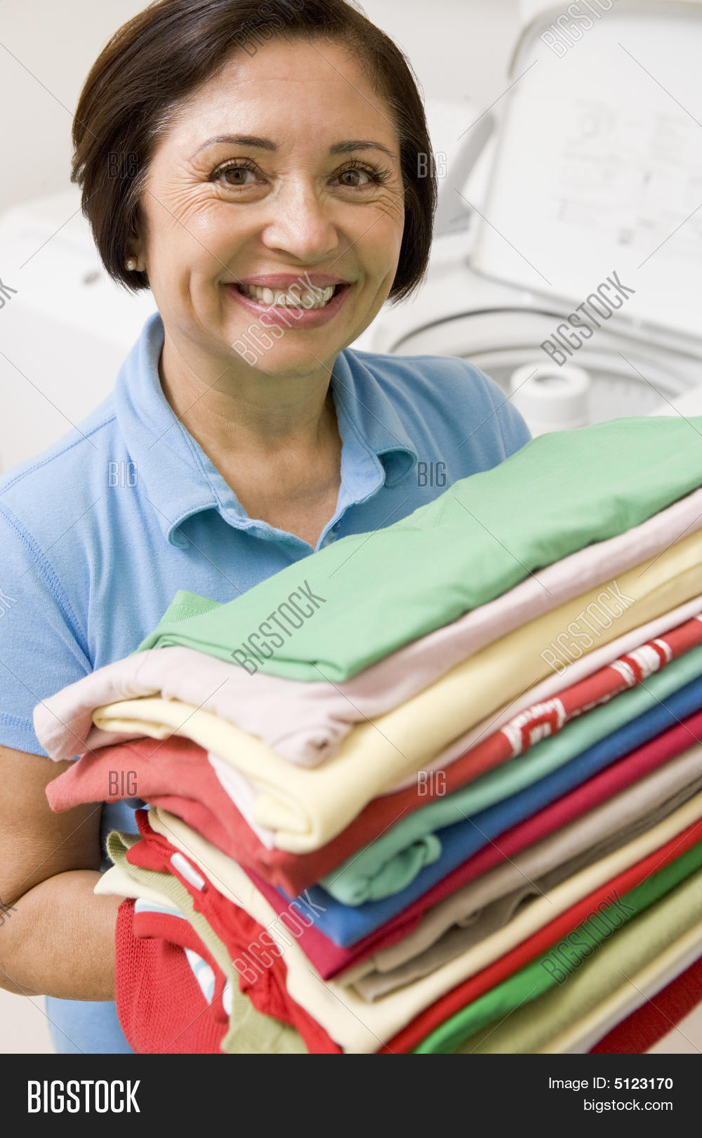 保存 laundry chores cleaning domestic happy housework pile woman