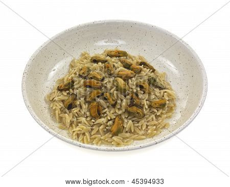 煮熟的 orzo 与腌制贻贝