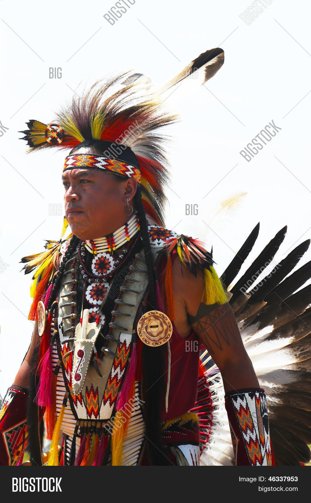 在他在布鲁克林 nyc pow wow 不明的美洲原住民舞 库存照片和库存图片