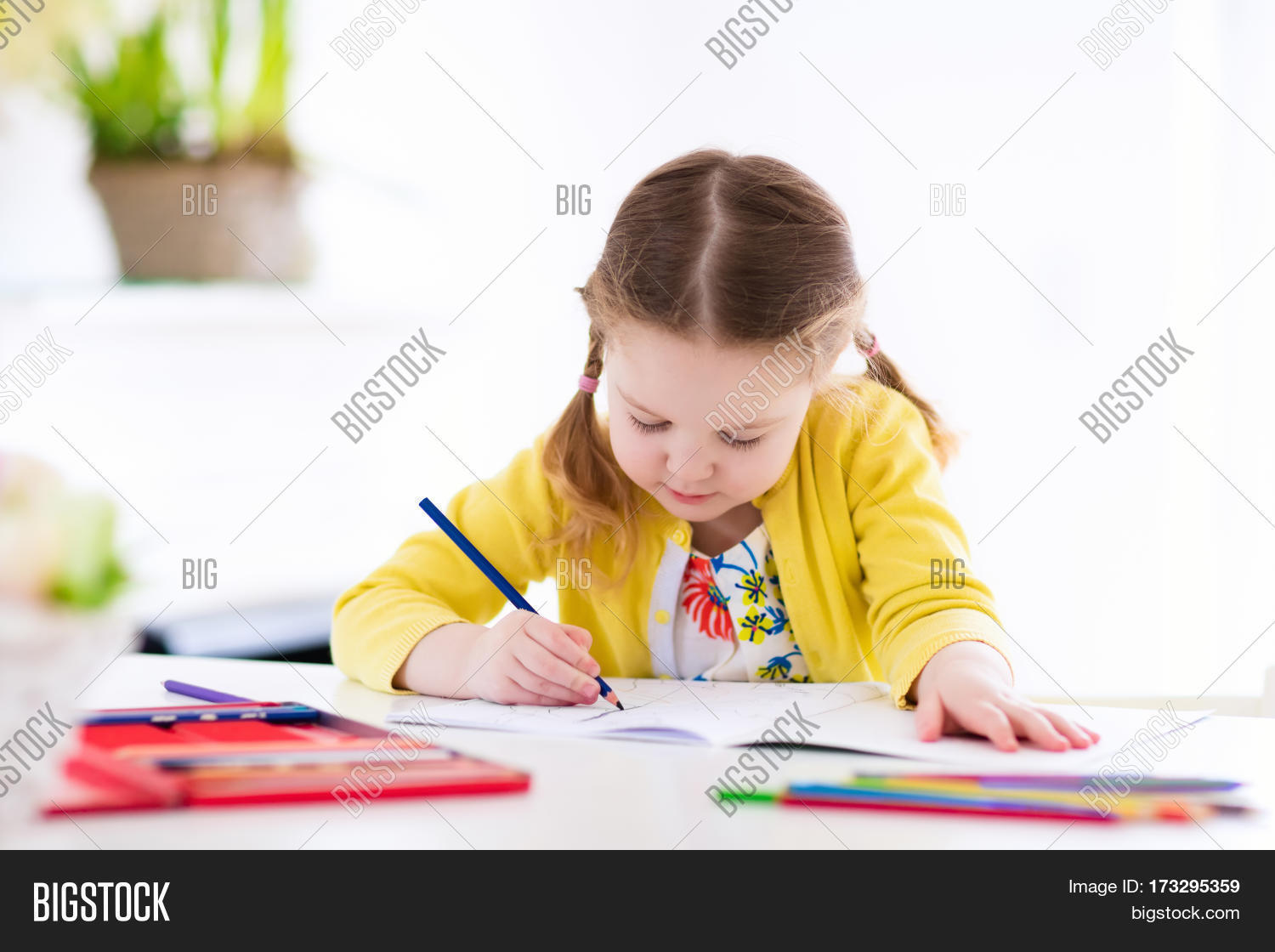 child doing homework. 库存照片和库存图片 | bigstock