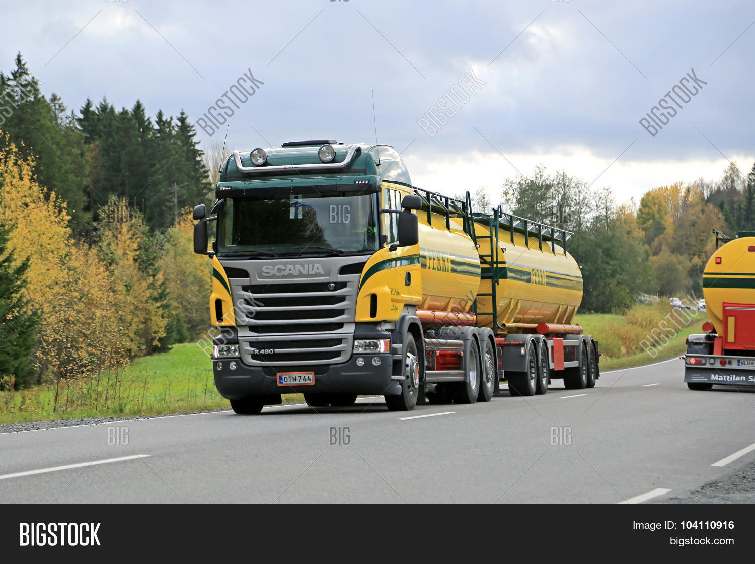 scania r480 v8 tank truck in traffic 库存照片和库存图片 | big