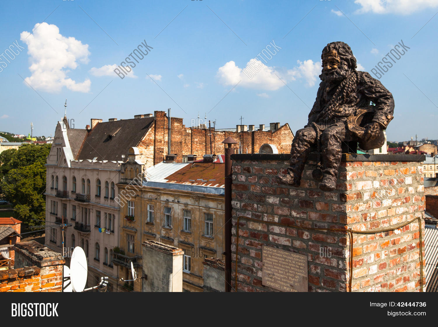 利沃夫, 乌克兰-aug 6: chimneysweep 纪念碑在屋顶的历史性建筑房子