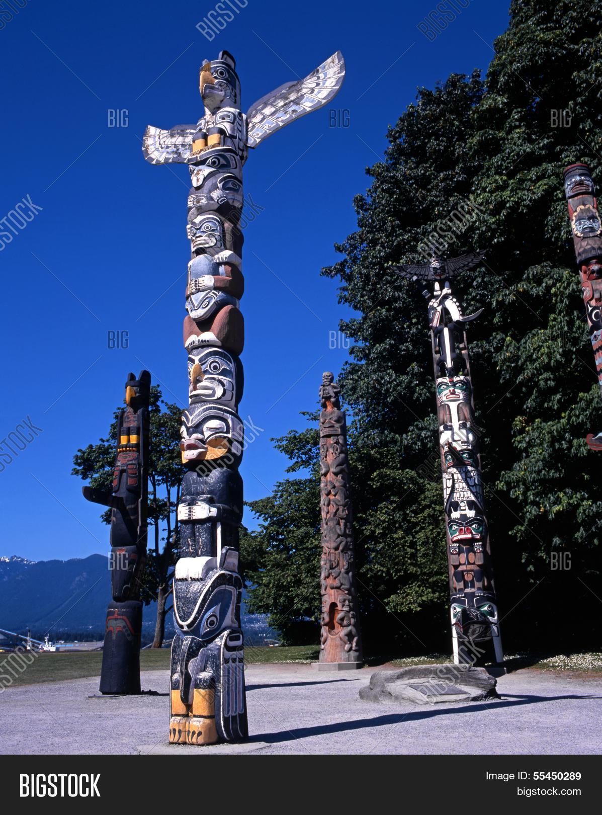 totem poles, stanley park, vancouver.