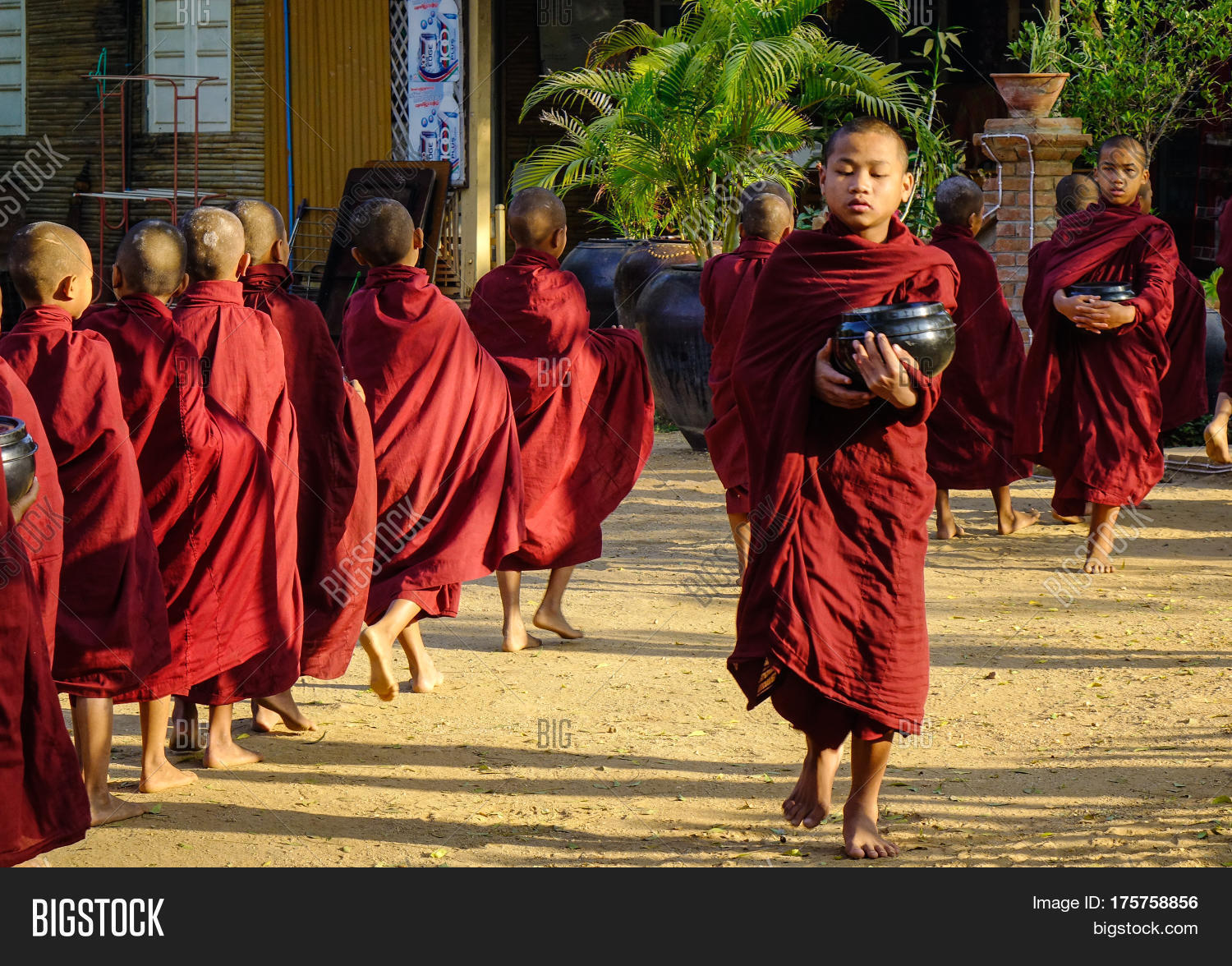 buddhist monk walking for alms in the morning 库存照片和库存图片