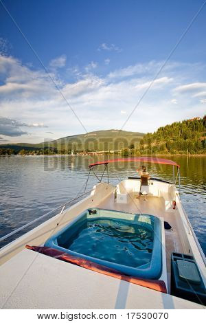 年轻的男性掌舵的豪华船