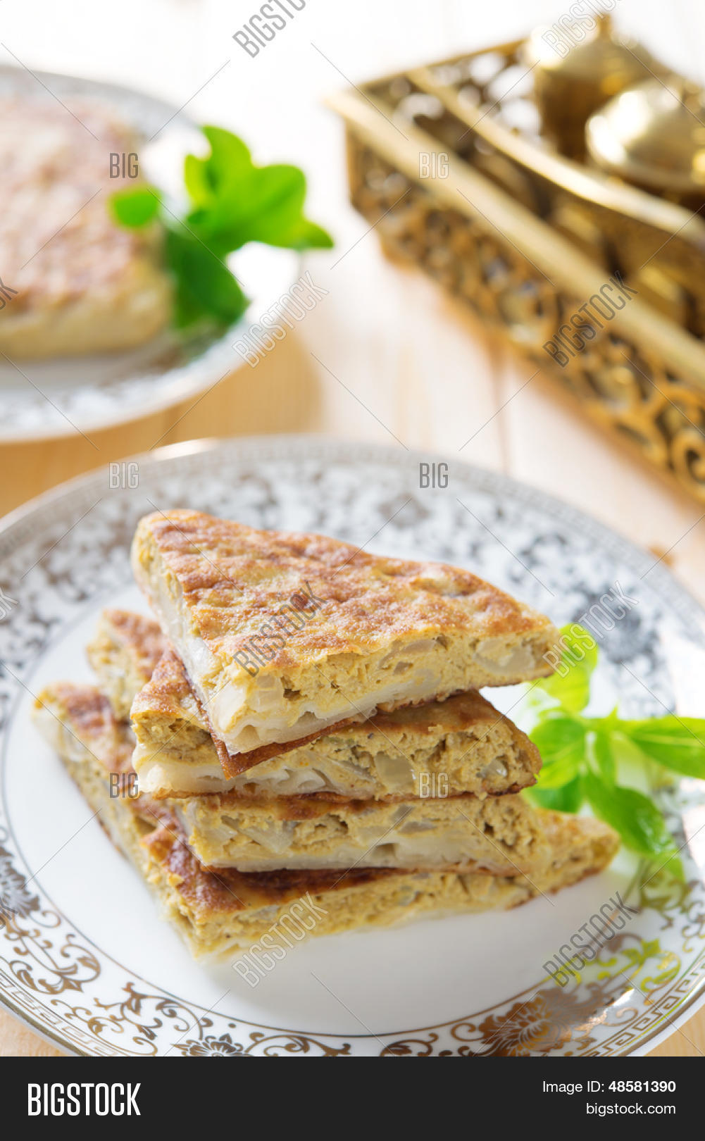 mutabbaq 或 murtabak 是毛绒的阿拉伯文面包,也称为"fatatari"中某些