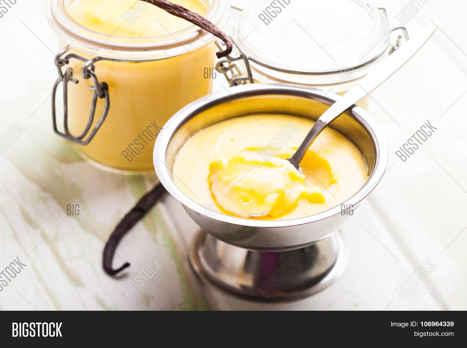three pods of vanilla pudding with vanilla sticks