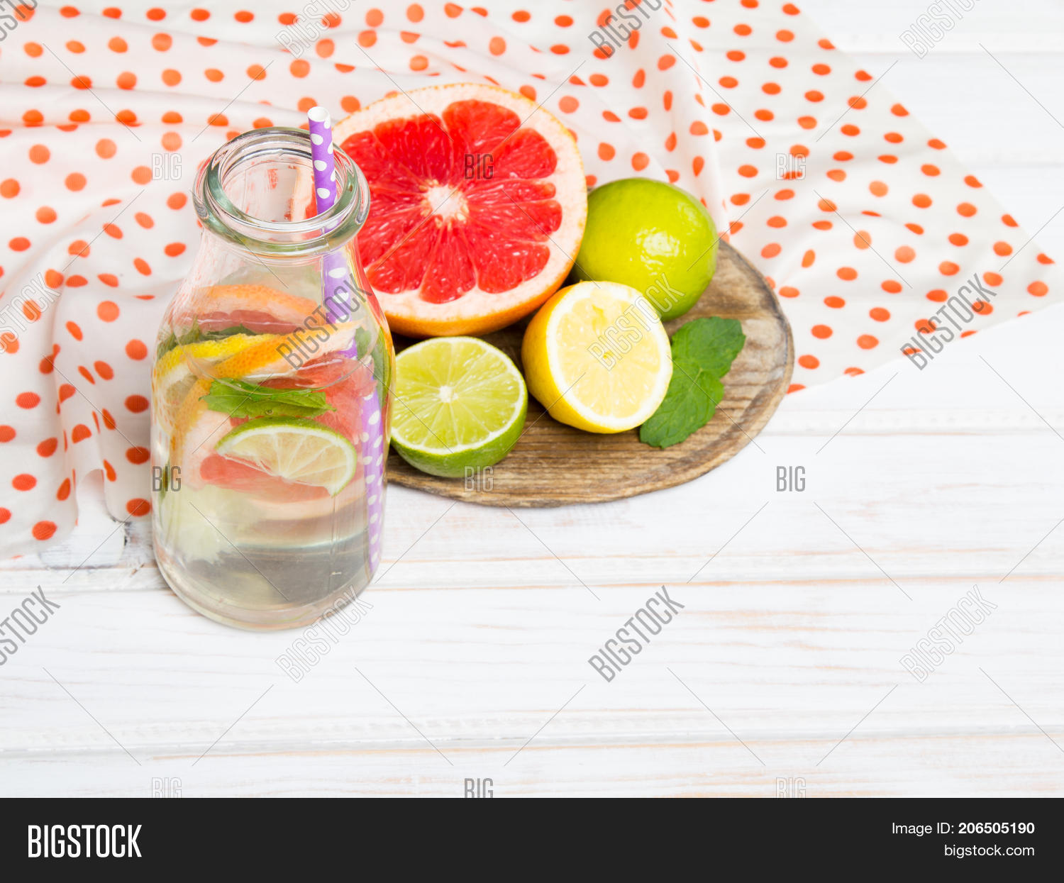 infused flavored water fresh图片和照片 | bigstock