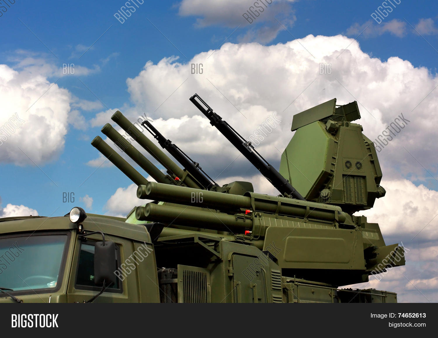 weapons of anti-aircraft defense "pantsir-s1" 库存照片和库存图片
