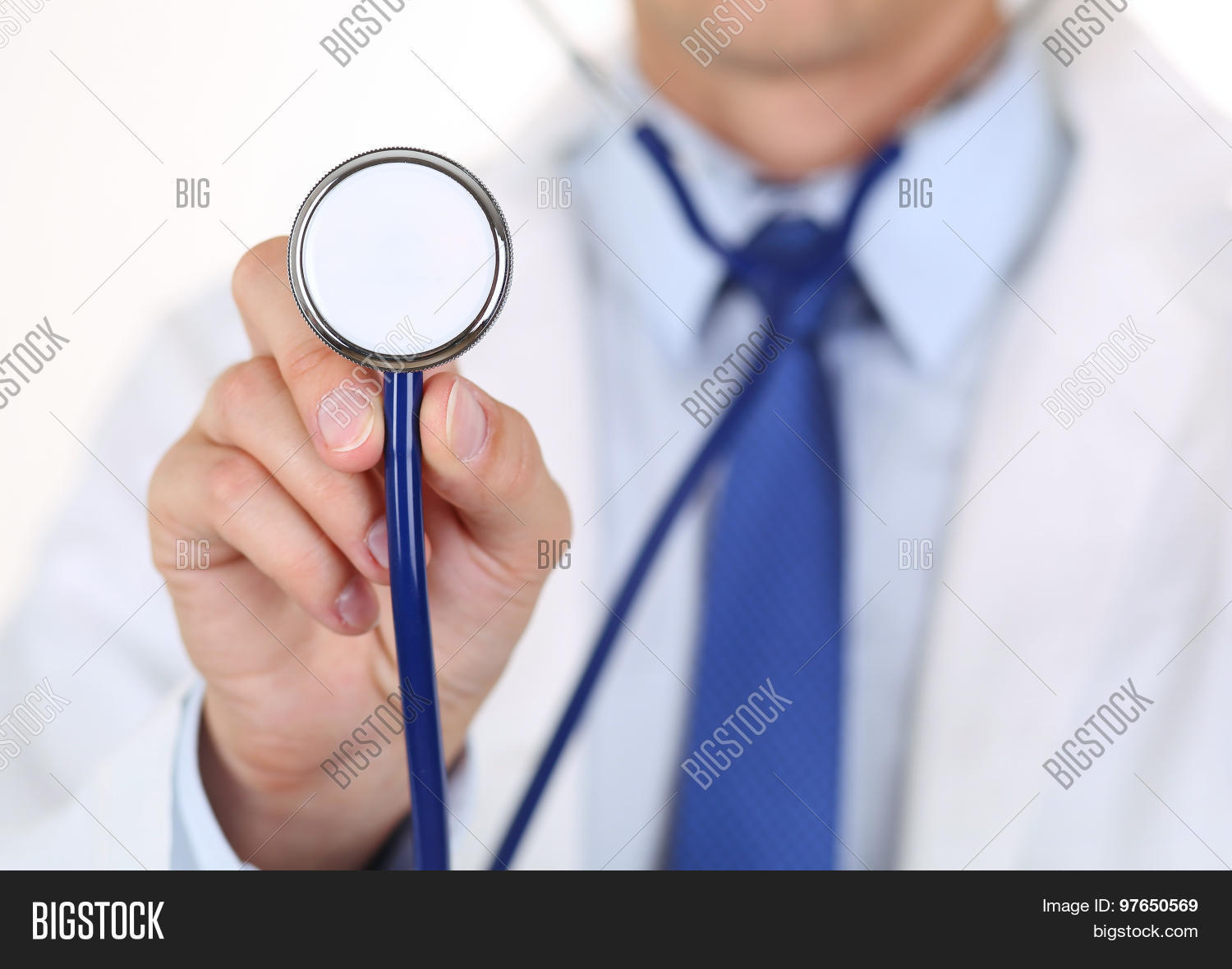 male medicine doctor hand holding stethoscope head 库存照片和