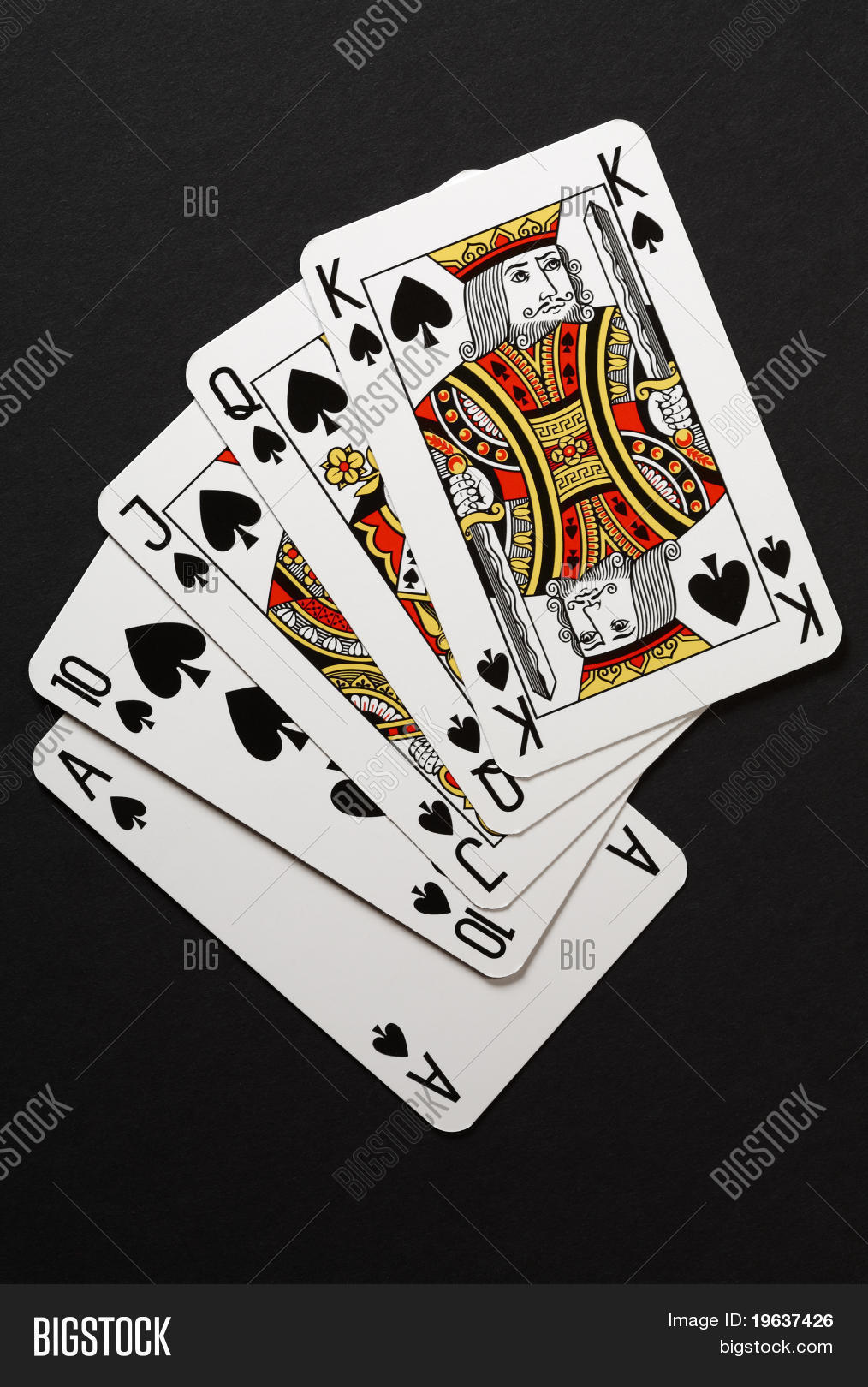 皇家同花顺扑克赢组合-玩扑克牌特写: 国王, 王后, 杰克, 十和 ace