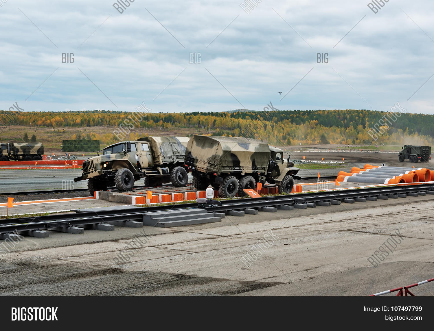 army trucks ural-4320 and ural-42306 库存照片和库存图片 | big