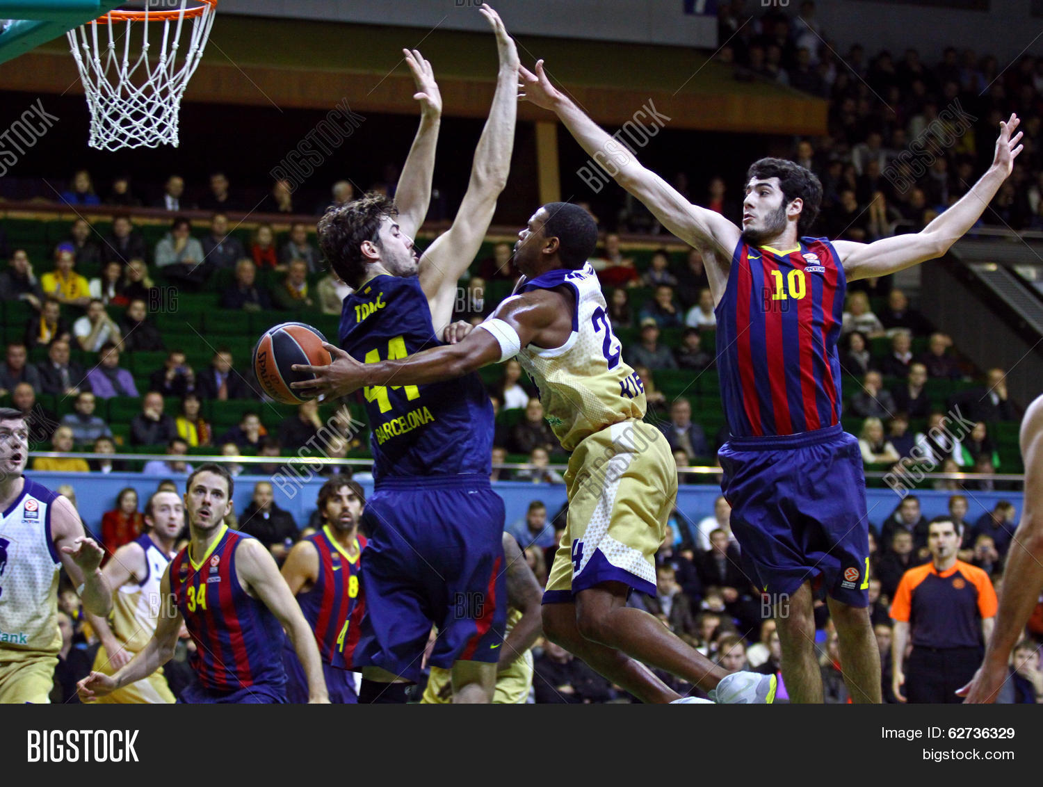euroleague basketball game budivelnik kyiv vs fc barcelona 库存