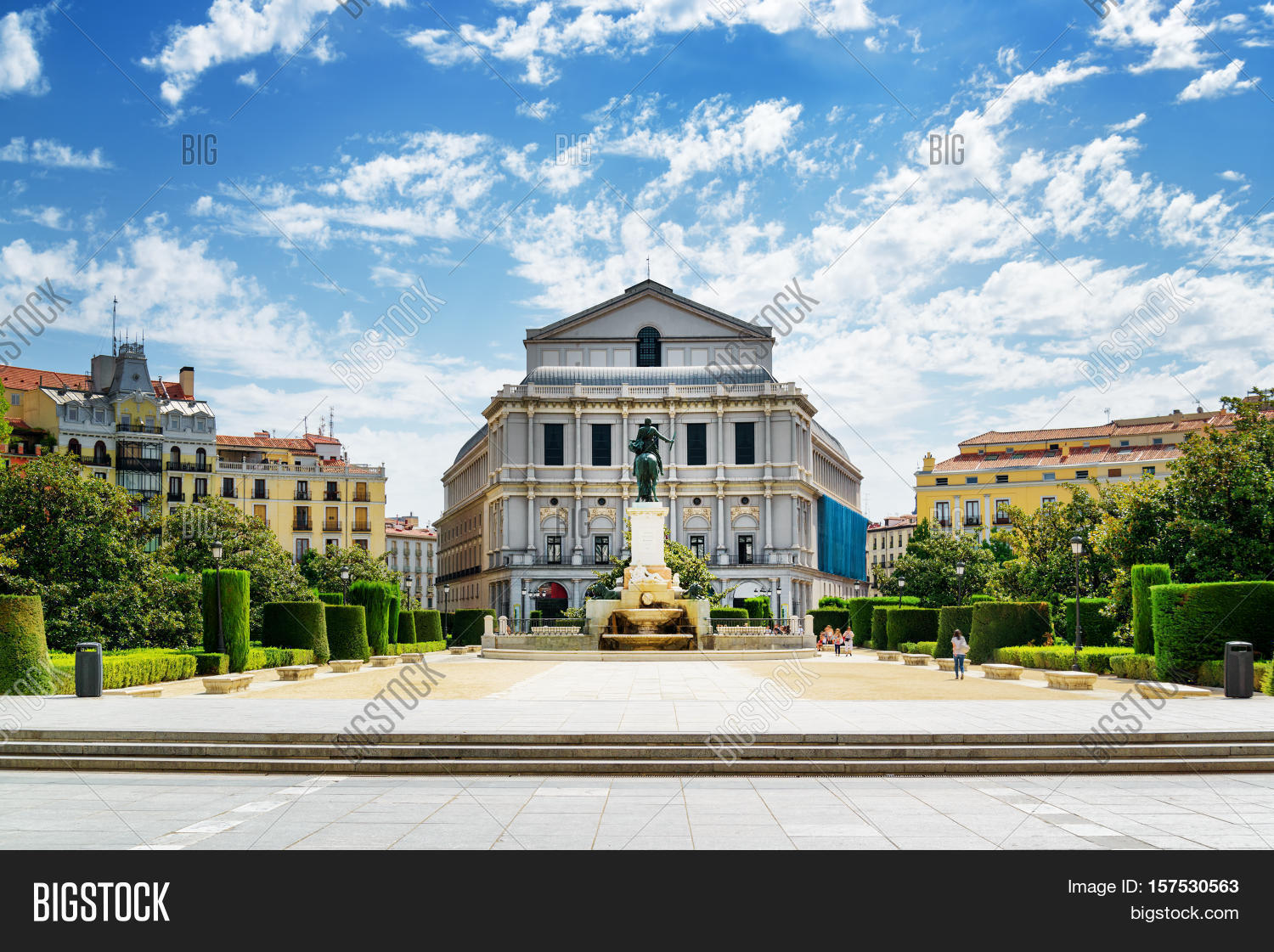 beautiful view on royal theatre (图片和照片 | bigstock