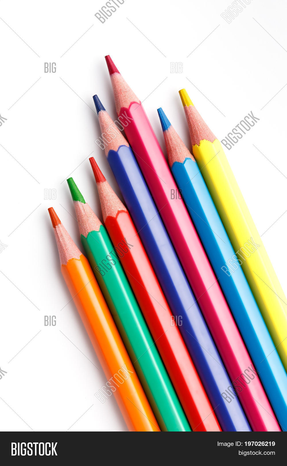 many different colored pencils.