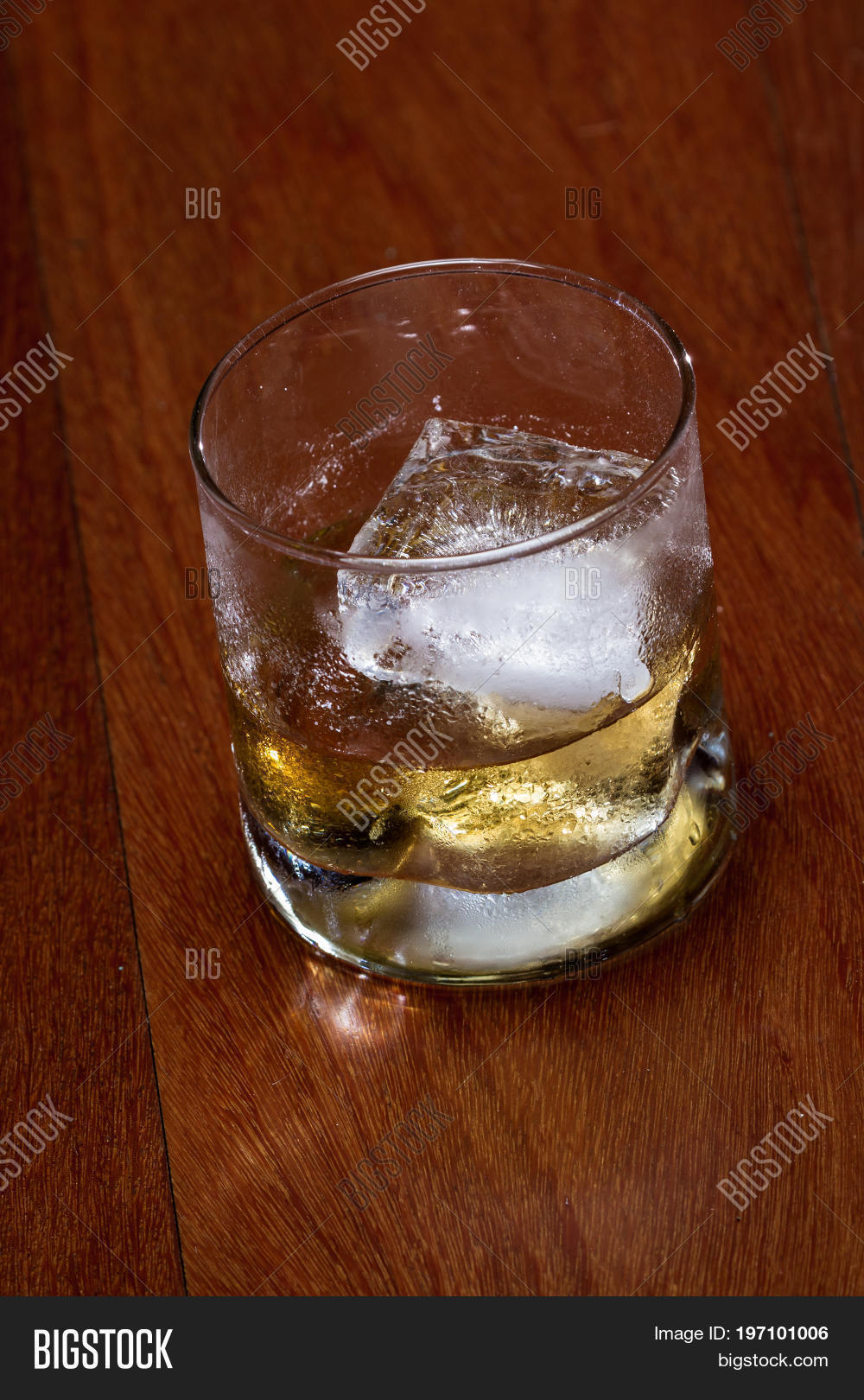 scotch served on the rocks 库存照片和库存图片 | bigstock