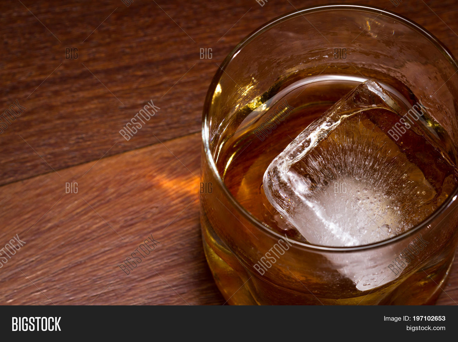 scotch served on the rocks 库存照片和库存图片 | bigstock