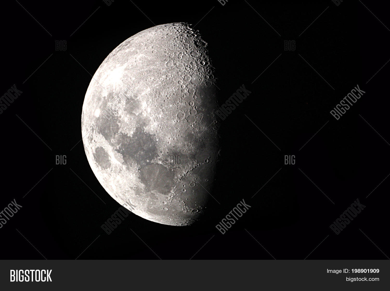 full moon and lunar eclipse / a full moon is the lunar phase