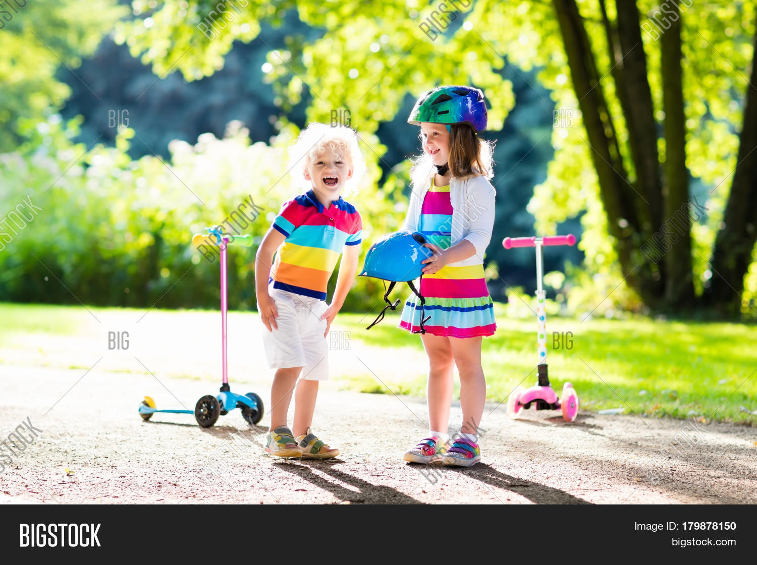 公开该 lightbox 保存取消   保存 children learn to ride scooter